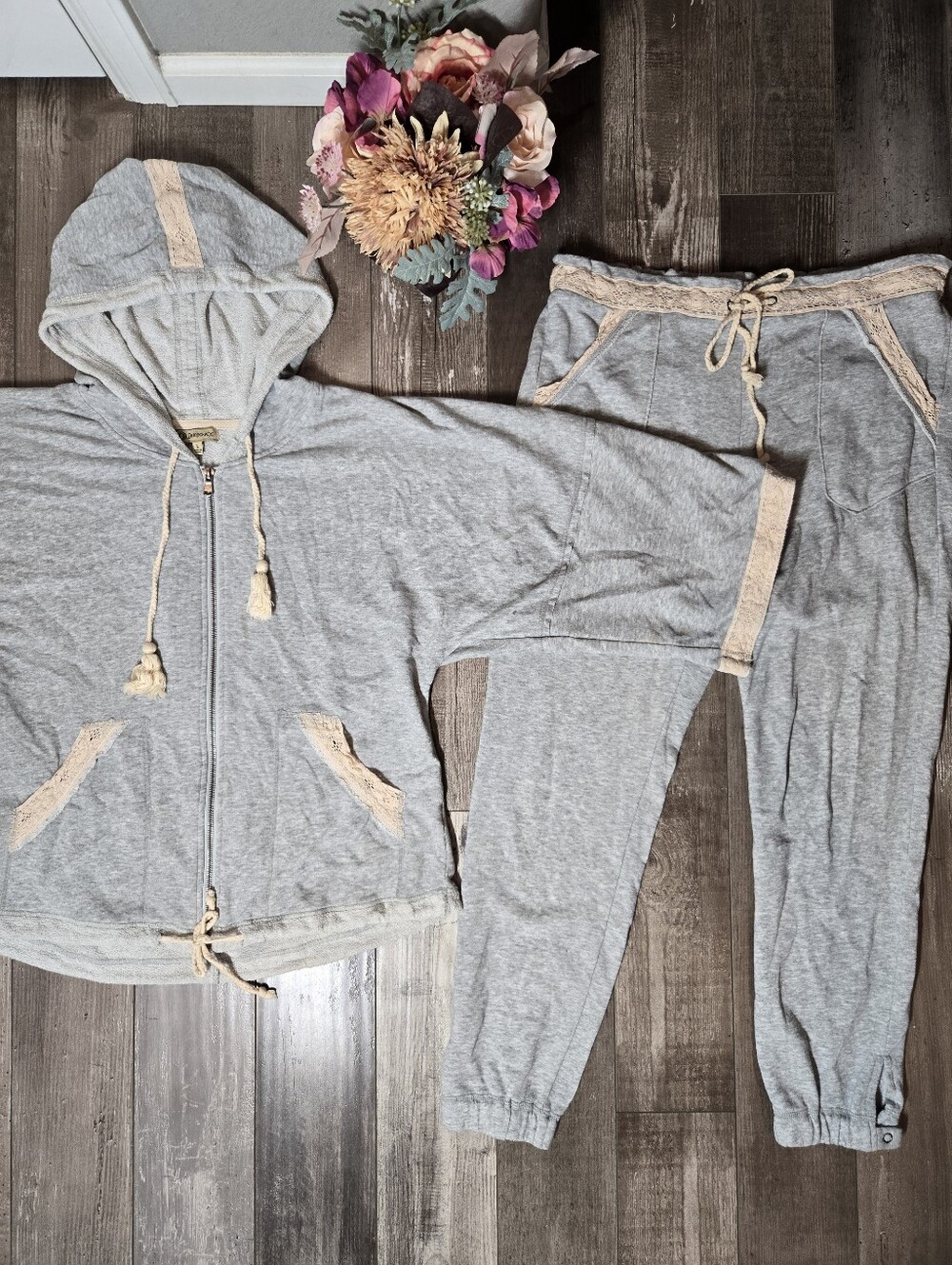 DEMOCRACY Gray & Cream Lace Trim 2‑Piece Loungewear Set – Women’s Large